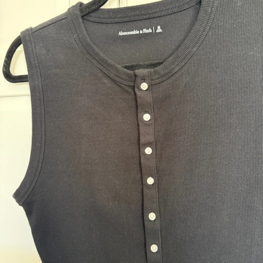 Abercrombie & Fitch Black Sleeveless Button-Down Shirt - Picture 4 of 7